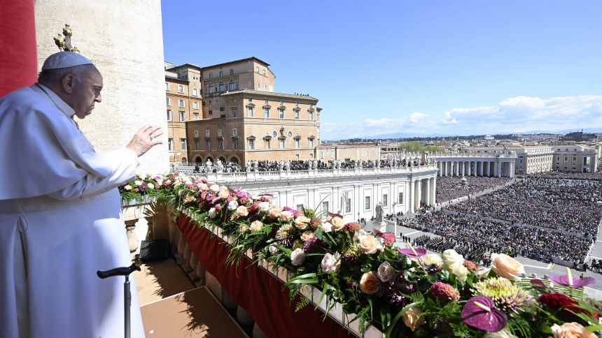 Pope prays that Easter joy would break through gloom of sin, war, strife