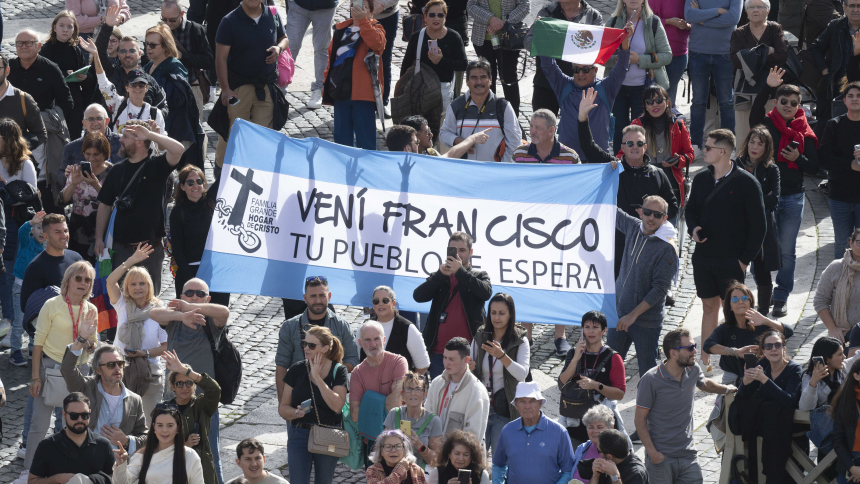 Members of Familia Grande Hogar de Cristo hold up a sign on a banner with the colors of Argentina's flag asking Pope Francis to visit his homeland, saying "Your people await you," as they join the pope for the recitation of the Angelus prayer in St. Peter's Square at the Vatican Nov. 5, 2023. (CNS photo/Vatican Media)
