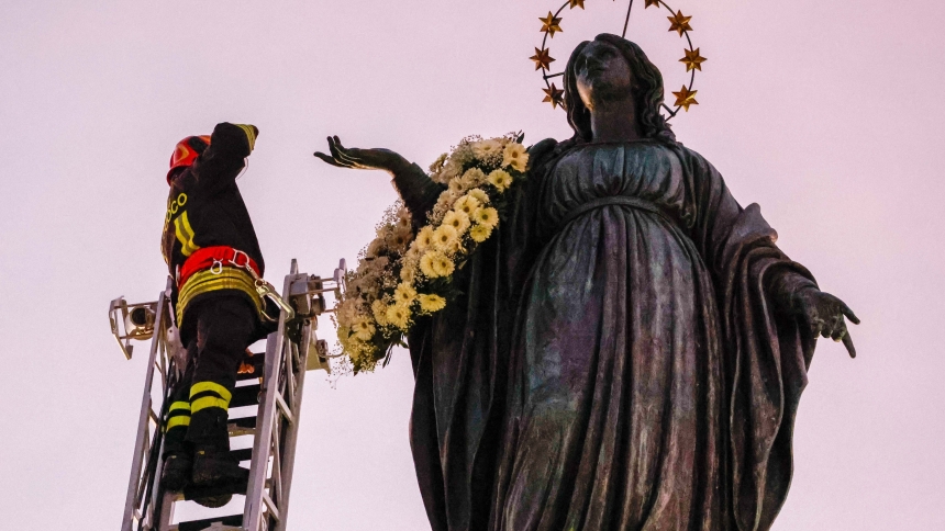 A firefighter salutes Mary after placing a wreath of flowers on a statue near the Spanish Steps in Rome Dec. 8, 2023, the feast of the Immaculate Conception. Pope Francis was to pray at the statue later in the day, continuing the papal tradition of visiting the Spanish Steps on the feast of the Immaculate Conception. (CNS photo/Lola Gomez)