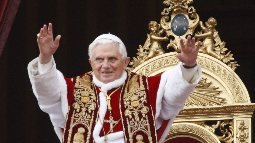Pope Benedict XVI waves to the crowd during his Christmas "urbi et orbi" -- to the city and to the world -- message and blessing from the central balcony of St. Peter’s Basilica at the Vatican Dec. 25, 2009. (CNS photo/Paul Haring)  