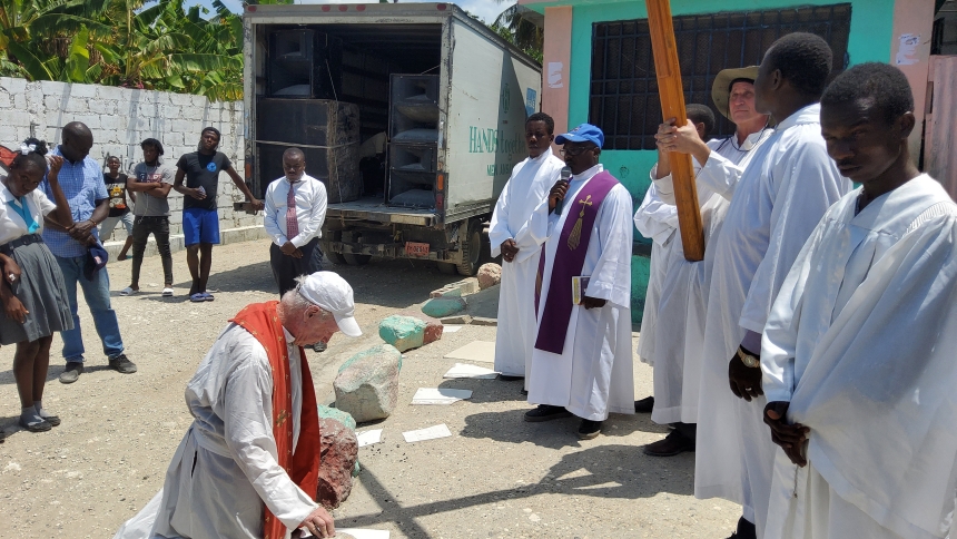 In this undated photo, Father Thomas Hagan, an Oblate of St. Francis de Sales and founder of the nonprofit Hands Together ministry, leads an outdoor prayer gathering in Cité Soleil, Haiti. (OSV News photo/Hands Together)