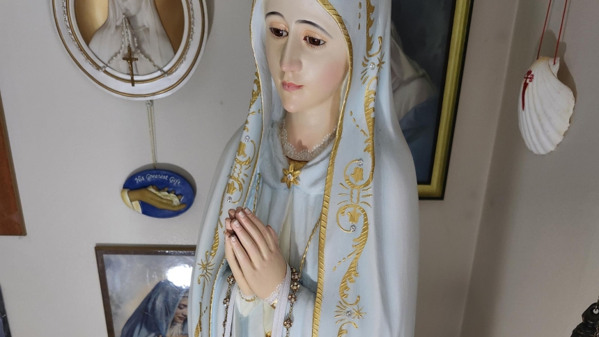 International Pilgrim Virgin Statue of Our Lady of Fatima, formerly in the care of Blue Army custodian Eugene O'Brien, is kept holy reverence on display in the DeVault family's home. (Angela Hughes photo)