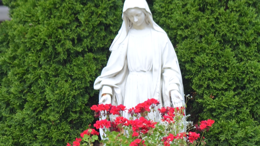 statue