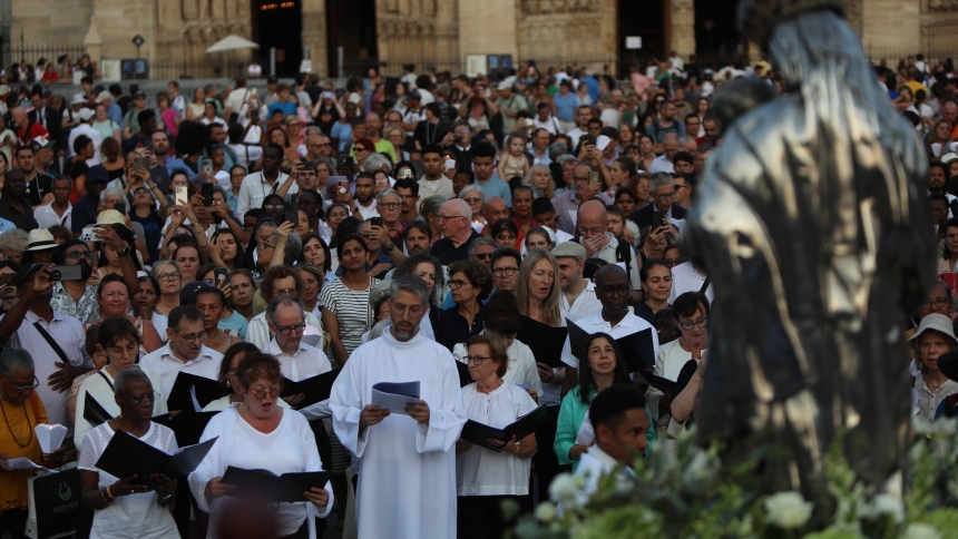 The faithful pray as a 19th-century silver statue of Mary is carried in a procession outside of Notre Dame Cathedral in Paris on Aug. 15, 2025. For the first time since its reopening in December 2024, the cathedral marked the feast of the Assumption with a solemn outdoor procession Aug. 15, that drew as many as 3,400 faithful who filled the streets of the Ile de la Cité to honor Mary. The tradition was interrupted for five years by the cathedral's post-fire restoration. (OSV News photo/courtesy Antoine Mull
