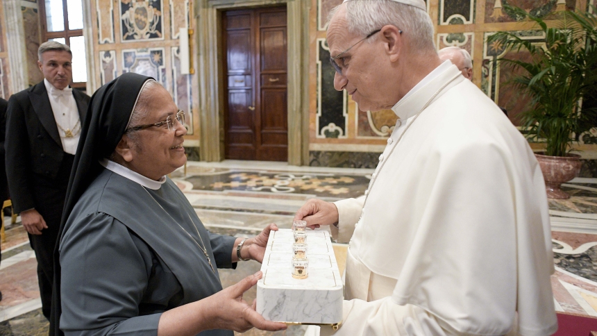 Pope Leo XIV receives a gift from Sister Vandana Fernandes, superior general of the Ursulines of Mary Immaculate, at the end of an audience in the Clementine Hall of the Apostolic Palace Sept. 18, 2025. (CNS photo/Vatican Media)