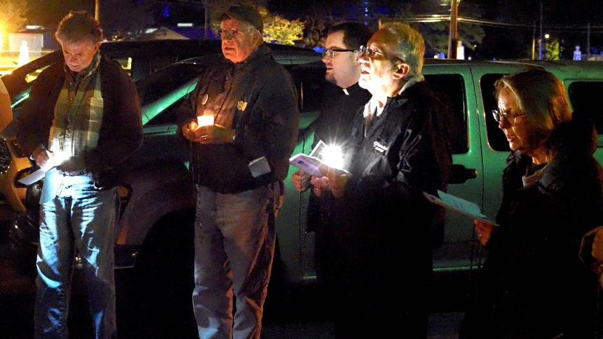Deacon Tom Gryzbek (right) leads a group of nearly 50 people in one of the Sorrowful Mysteries outside of the Indiana State Prison Thursday evening prior to the execution of Roy Lee Ward. (Deacon Bob Wellinski photo)