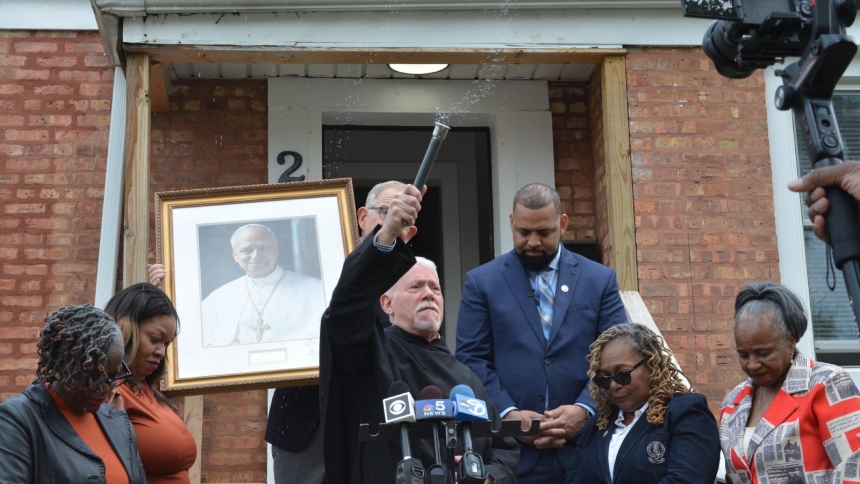 On the steps of Pope Leo XIV’s boyhood home in Dolton, Ill., a suburb of Chicago, the Midwest Augustinians outgoing superior, Father Anthony B. Pizzo, blesses the crowd after blessing the framed portrait of Pope Leo held by the chairman of the Pope Leo XIV American Legacy Foundation, Vince Kolber, while Village of Dolton Mayor Jason House and his staff bow their heads. (OSV News photo/Simone Orendain)