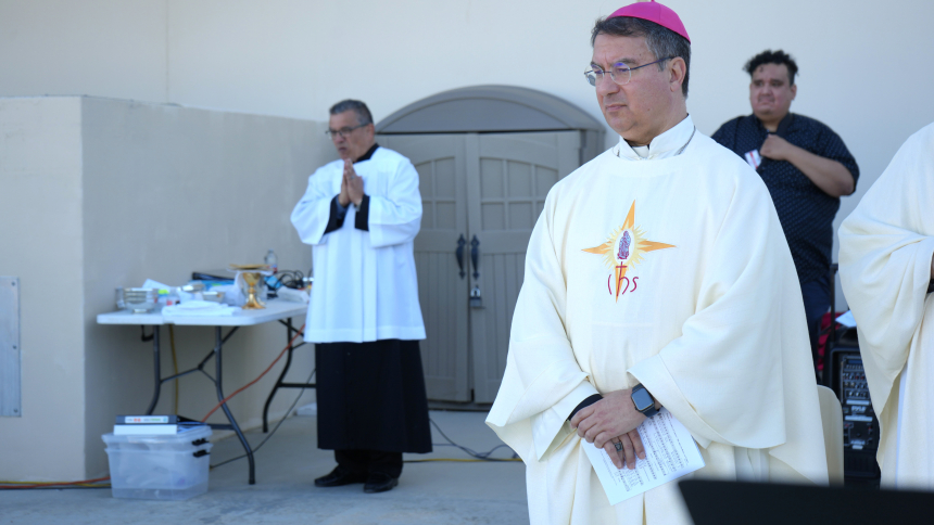 Bishop Cantú celebrating Mass
