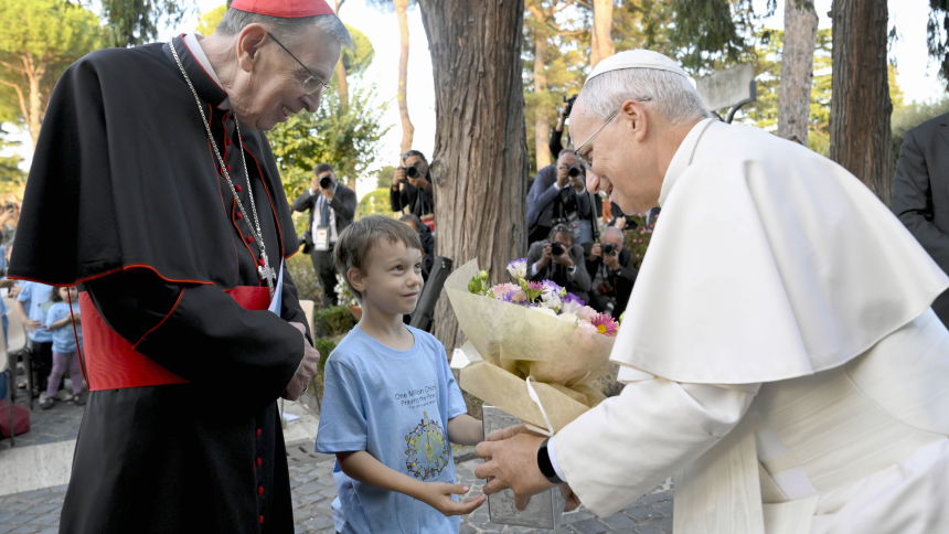 Children pray rosary with Pope Leo